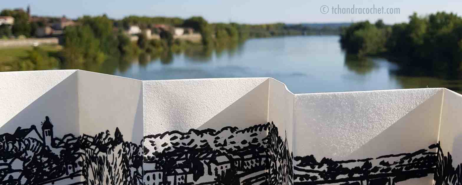 Fresque inspirante d'Agen depuis le pont-canal, par Tchandra Cochet